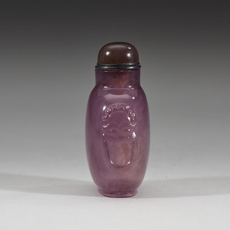 An amethyst snuff bottle with stopper, Qing dynasty (1644-1912).