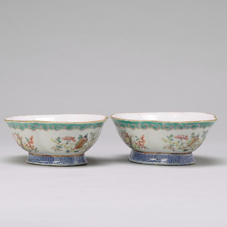 A pair of Chinese famille rose bowls, early 20th century,