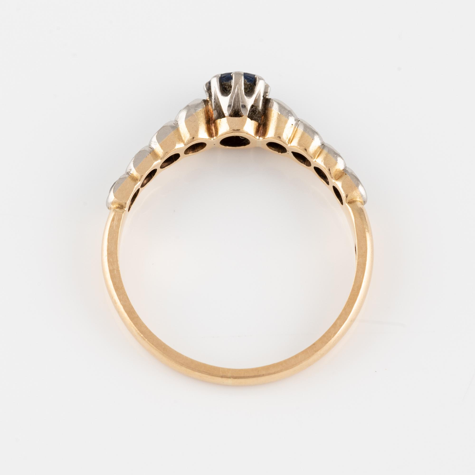 Ring in 18K gold with sapphire and old-cut diamonds.