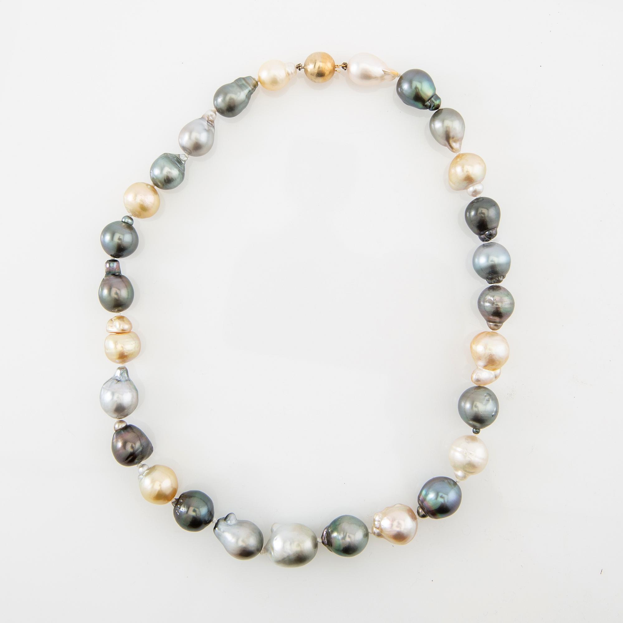 Necklace, Tahitian and South Sea pearls, clasp in 18K gold.