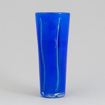 A glass vase by GÖRAN WÄRFF, signerad.