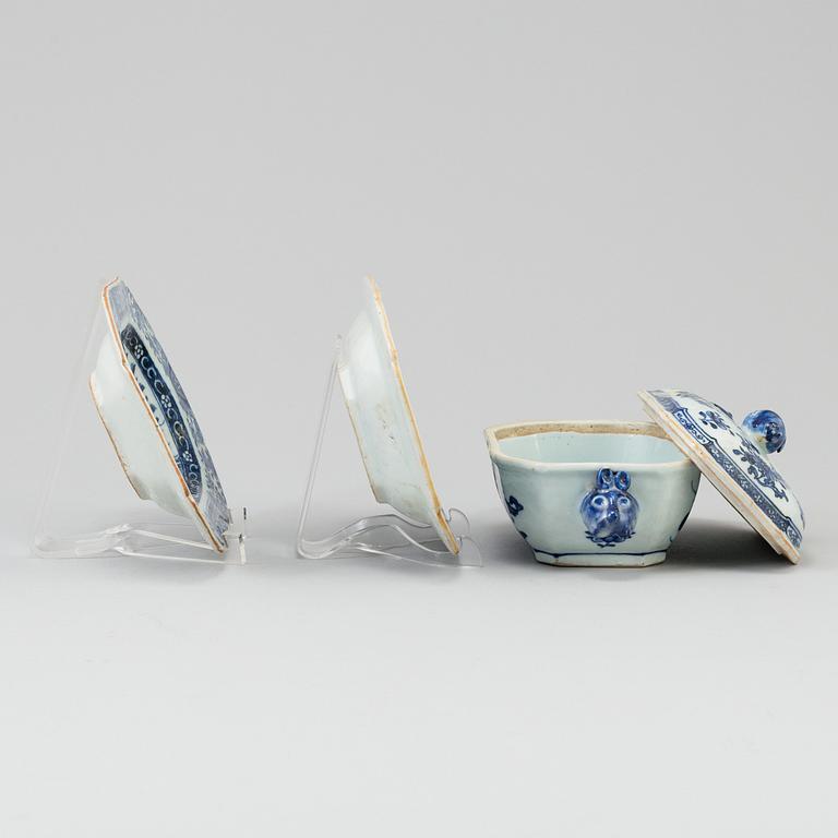 A Chinese blue and white export porcelain butter tureen with cover and two dishes, Qing dynasty, Qianlong (1736-95).