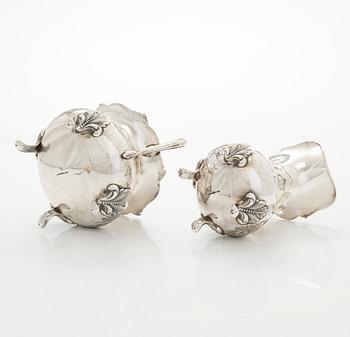 Kermakko ja sokerikko, hopea, 1939, Kultakeskus, ja sirotinlusikka, 1921 Helsinki.