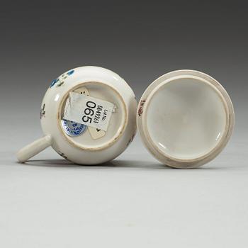 CREMEKOPPAR med LOCK, sju stycken, kompaniporslin. Qing dynastin, Qianlong (1736-95).