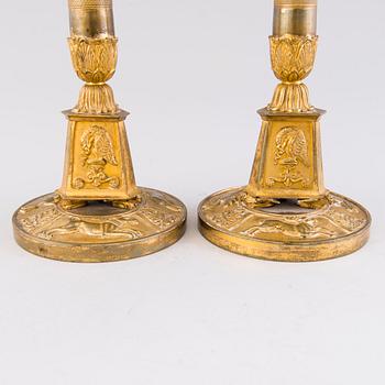 LJUSSTAKAR, ett par, brännförgylld mässing, tidigt 1800-tal.