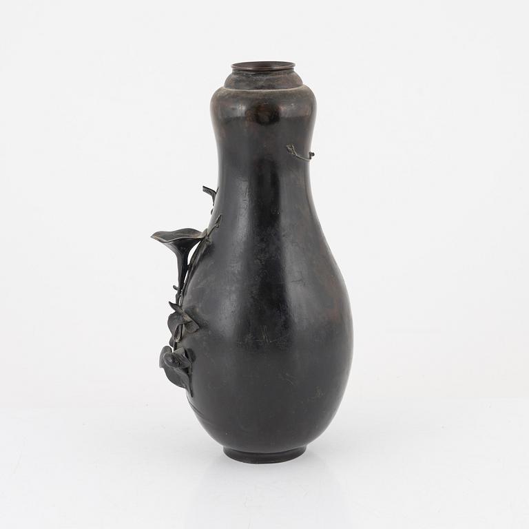A Japanese bronze Vase, Meiji (1868-1912).