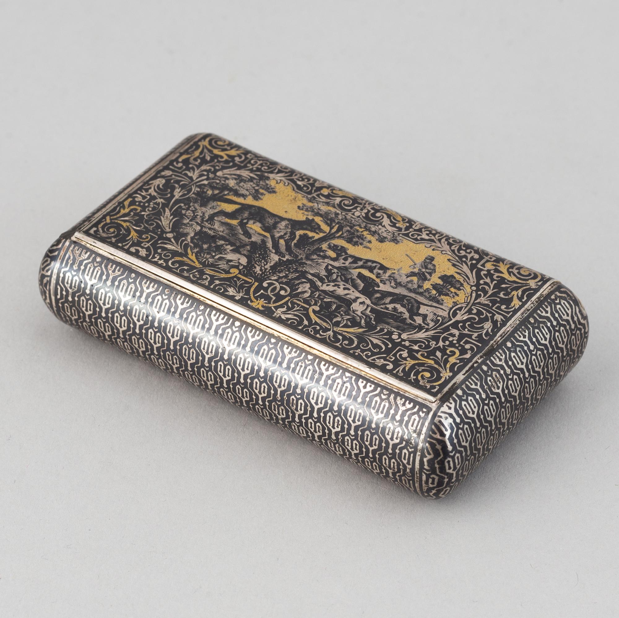Dosa, silver med förgylld niellodekor, importstämplad, troligen Frankrike, 1800-talets mitt.