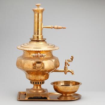SAMOVAR på BRICKA, mässing, Ryssland 1800-tal.