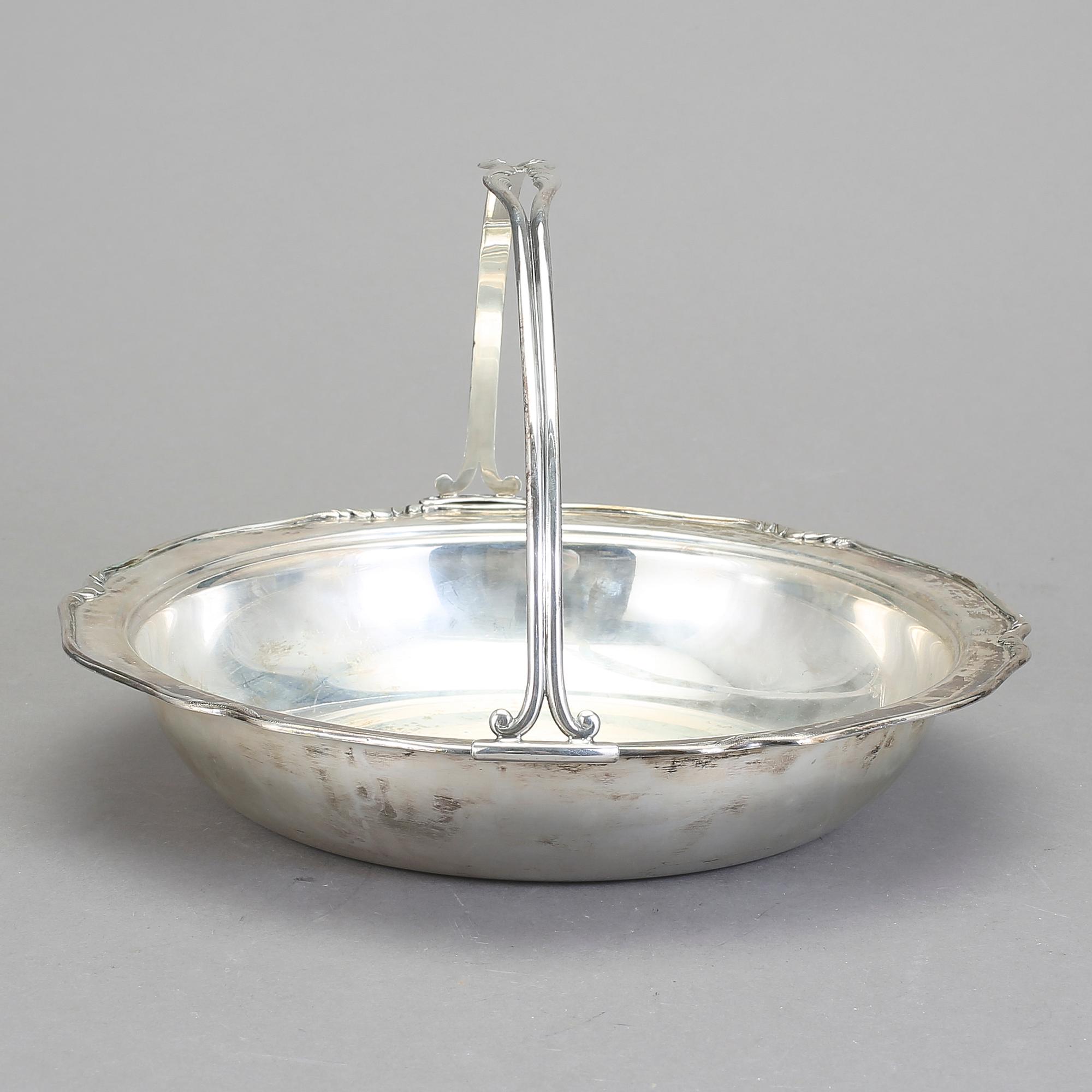 KAROTT MED HÄNKEL, silver, W.A. Bolin, Stockholm, 1934. Vikt ca 619 gram.