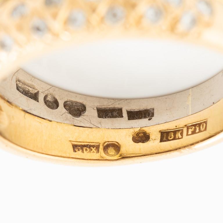 Ring 18K guld och vitguld med runda briljantslipade diamanter.