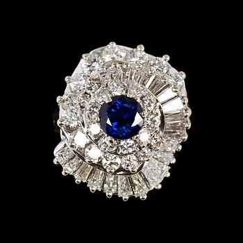 RING, blue sapphire, app 1 cts, brilliant cut and baguette cut diamonds, tot. app. 2 cts.