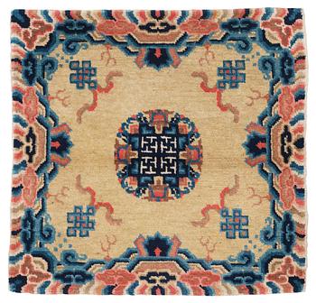 1752. SEMI-ANTIQUE CHINESE MEDITATION RUG. 66 x 69,5 cm.