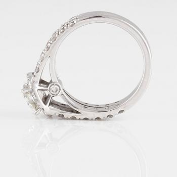 RING, 18K vitguld med briljantslipad diamant ca 0.80 ct samt små briljantslipade diamanter ca 6.30 ct. Vikt 6,3 gram.