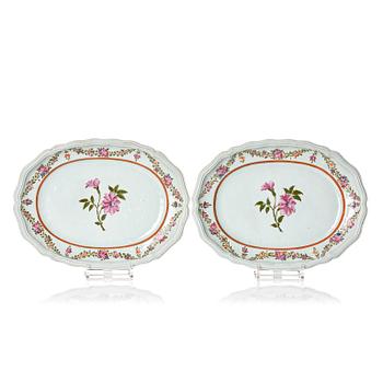 983. A pair of famille rose dishes, Qing dynasty, Qianlong (1736-95).