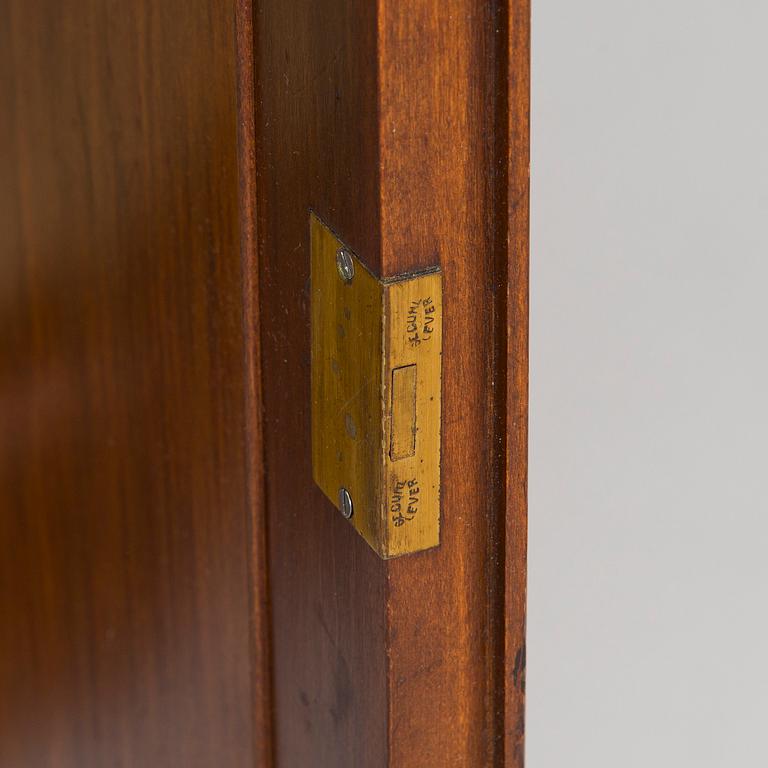 Vitrinskåp, 1900-talets första hälft.