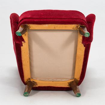 A mid-20th-century armchair.
