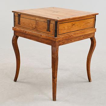 BESTICKSCHATULL, senbarockstil, 1800-tal.
