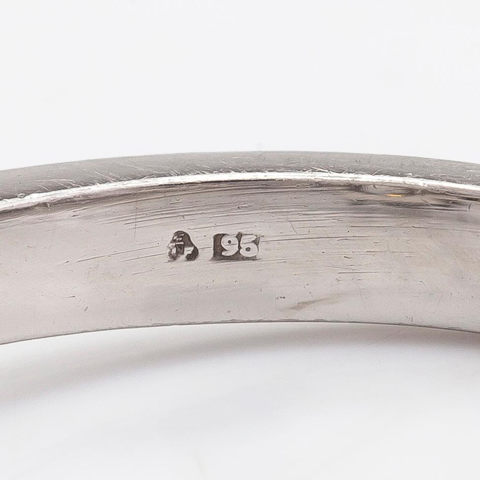 A platinum ring with a brilliant cut diamond ca 1.80 ct and two side-diamonds totalling ca 0.10 ct. With certificate.