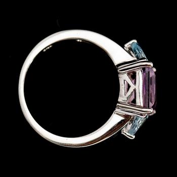 RING, förgyllt silver, ametist och 2 topaser.