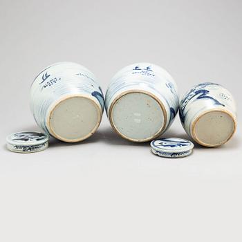 Three blue and white jars with two covers, Qing dynasty, 19th century.