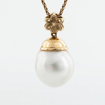 Hänge 18K guld med en odlad Söderhavspärla samt runda briljantslipade diamanter.