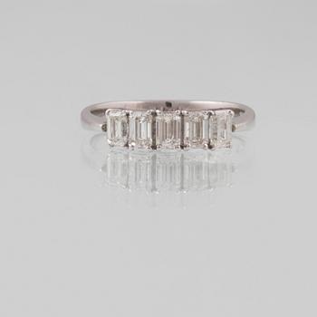 RING, 18K vitguld med 5 smaragdslipade diamanter 0.96 ct. Vikt 3,2 gram.