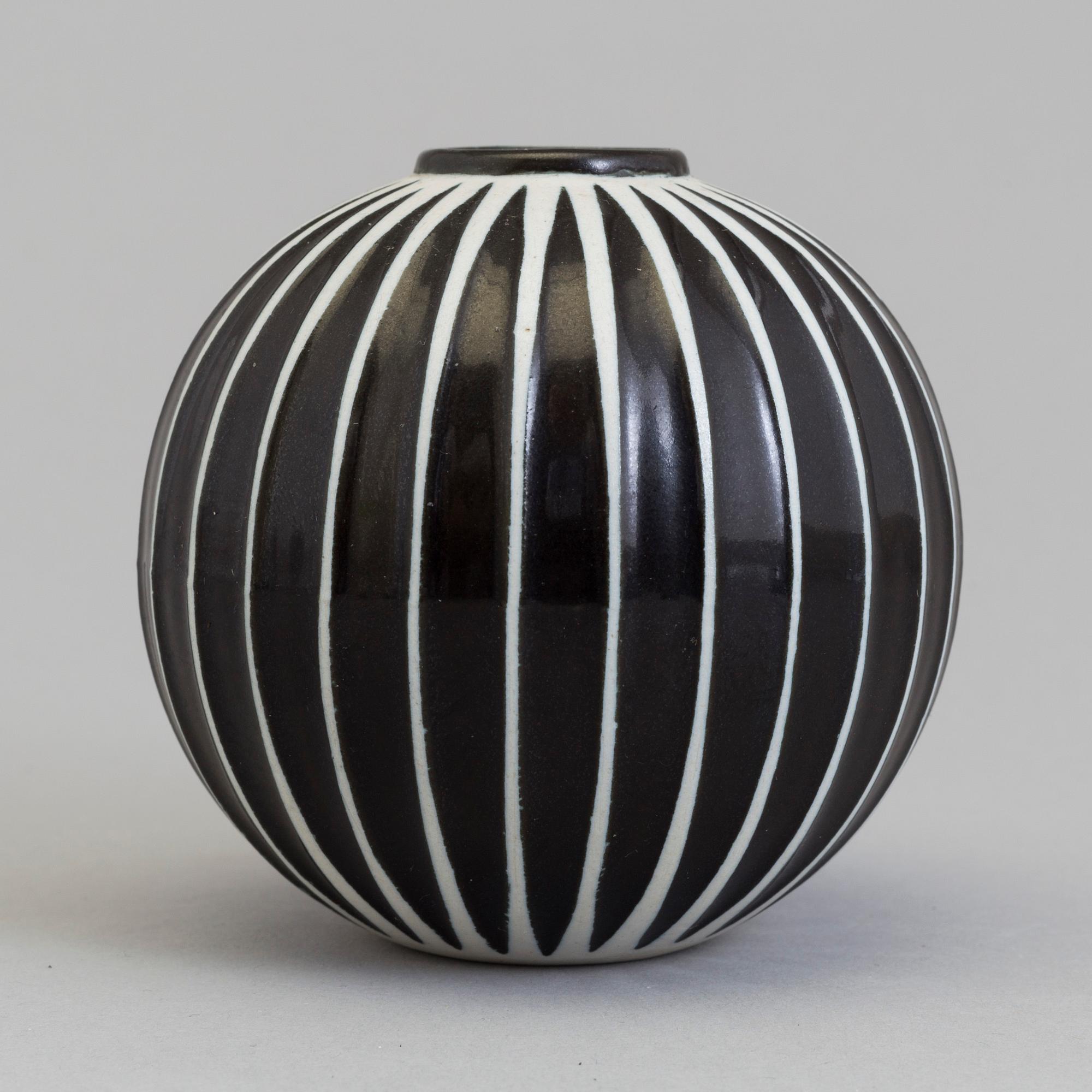 A Stig Lindberg earthenware 'Domino' vase, for Gustabsnerg. 1955-1969.