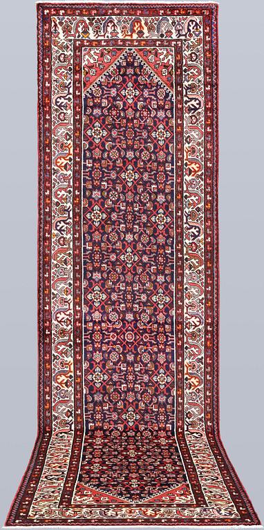 A Hamadan runner, approx. 400 x 110 cm.