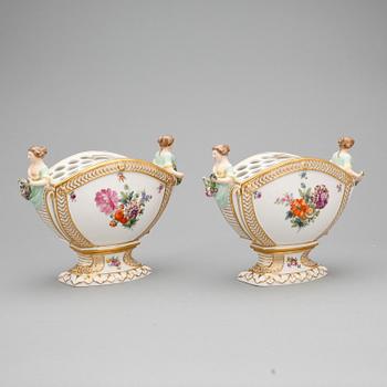 VASER, ett par, porslin, Royal Copenhagen, 1900-talets första hälft.