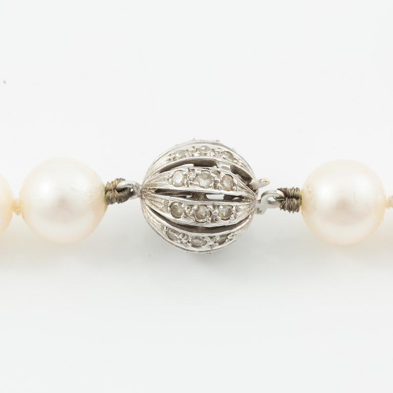 Necklace, longer model with cultured pearls, clasp 18K white gold set with octagonal-cut diamonds.