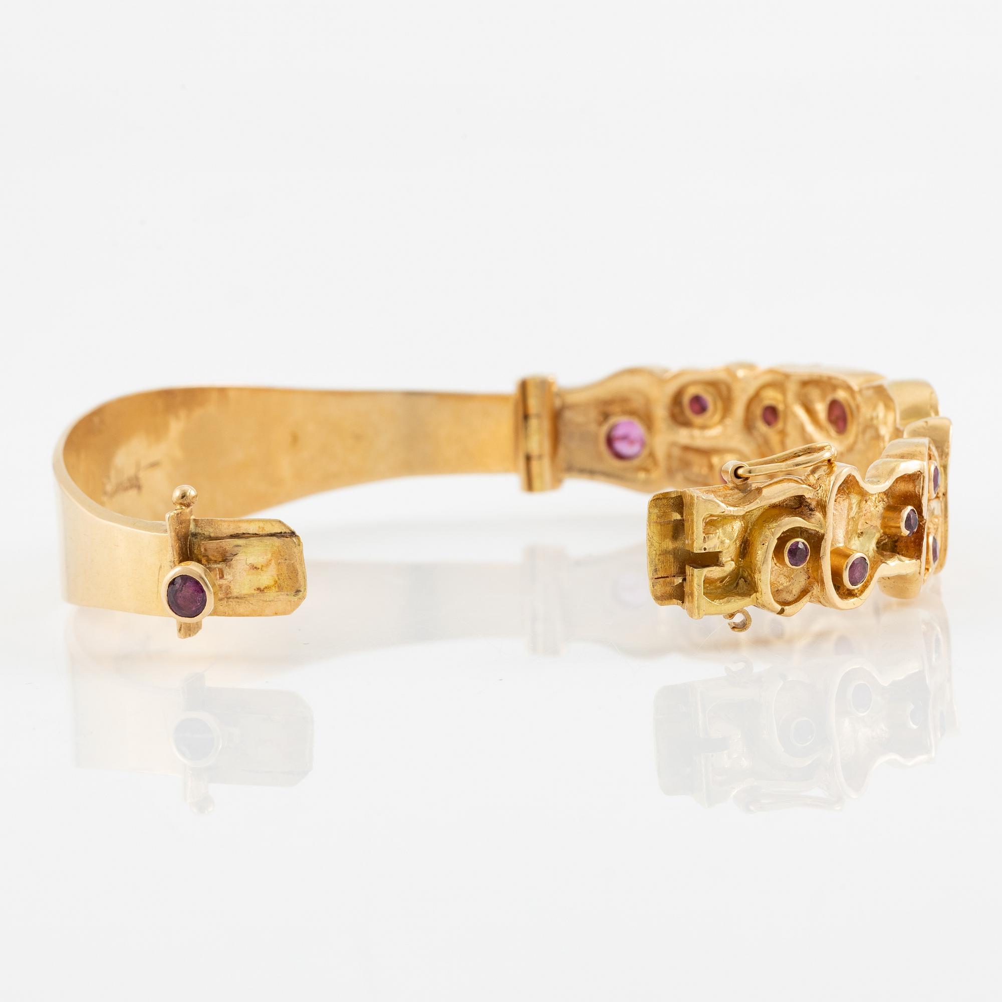 Bracelet, Robbert, 18K gold with red stones. Trosa 1971.