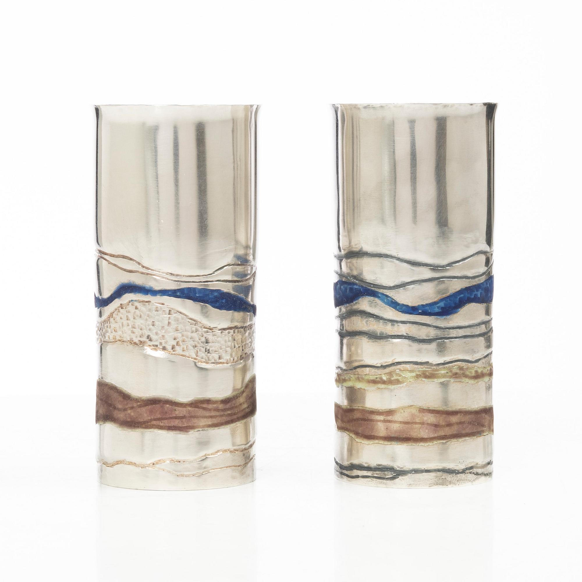 Lars Arby, bägare/vaser, ett par, sterlingsilver och emalj, Göteborg, 1982.