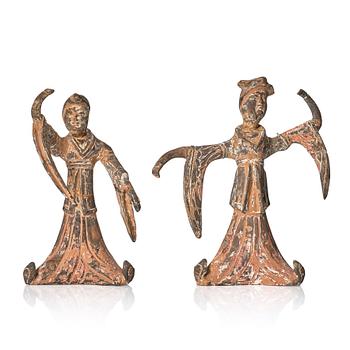 1229. Figuriner, två stycken, lergods. Västra Han dynastin (206 f.Kr.-220 e.Kr).