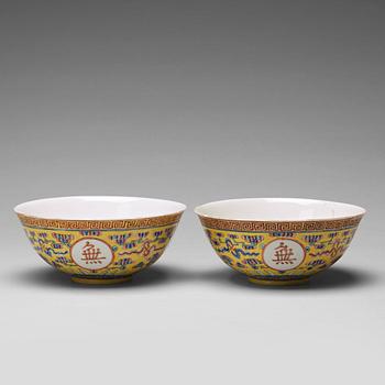 862. A pair of yellow glazed bowl, Qing dynasty with Guangxu mark in red.