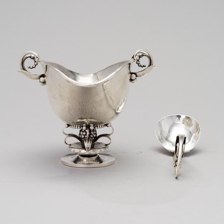 SÅSSKÅL MED SKED, silver, Georg Jensen, Köpenhamn 1915-21. Design nr 233 och 141.