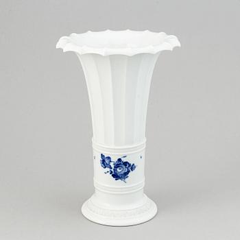 A 75 pcs Royal Copenhagen "Blå Blomst" porcelain part coffee service.