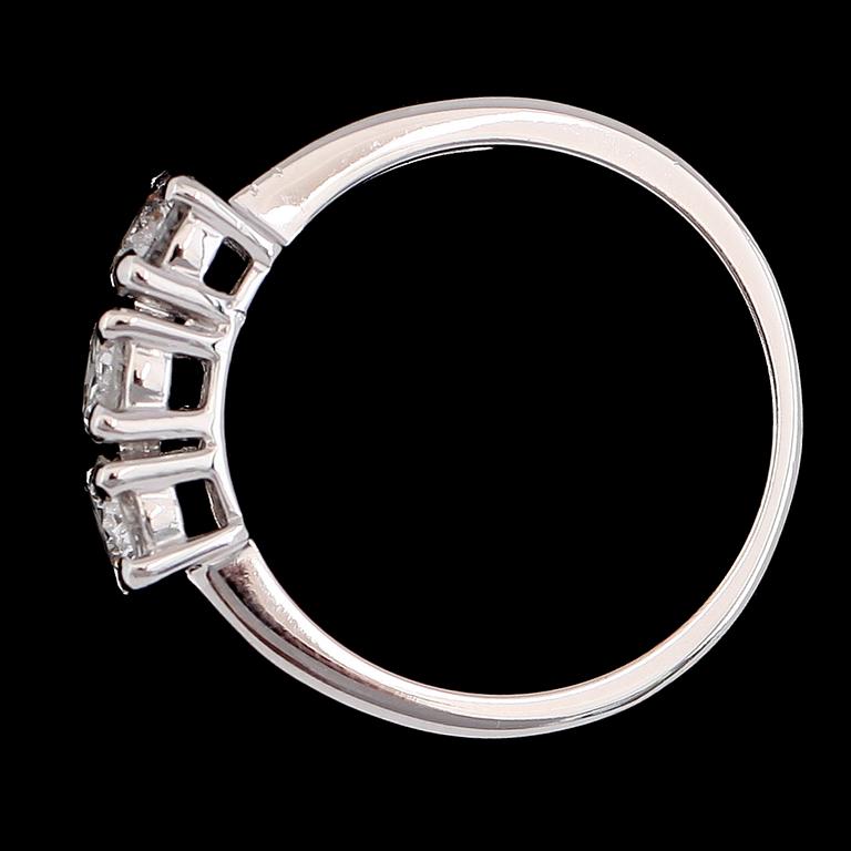 RING, 18K vitguld, 3 briljantslipade diamanter tot ca 0.94 ct. Vikt ca 4 g.