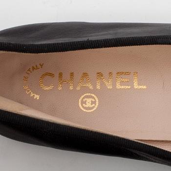 CHANEL, a pair of black leather ballet flats. Size 40.