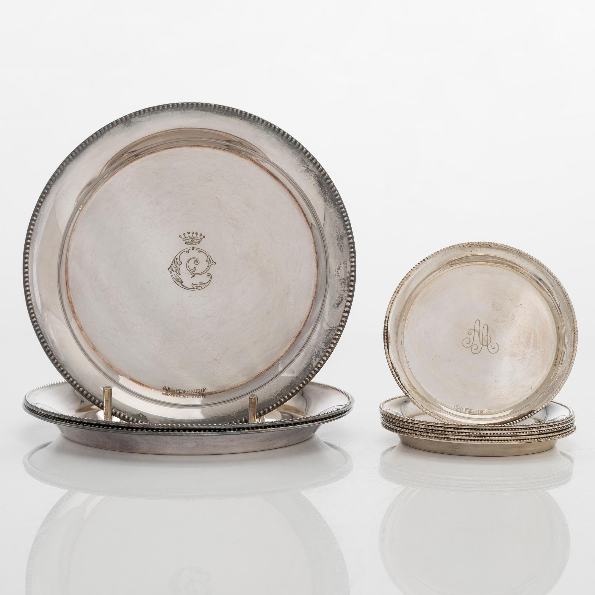 Lasinalusia, 18 kpl, cocktaillusikoita, 7 kpl, hopea, ja pullonalusia 3 kpl, alpakka, suomalaiset valmistajat, 1930-luku.