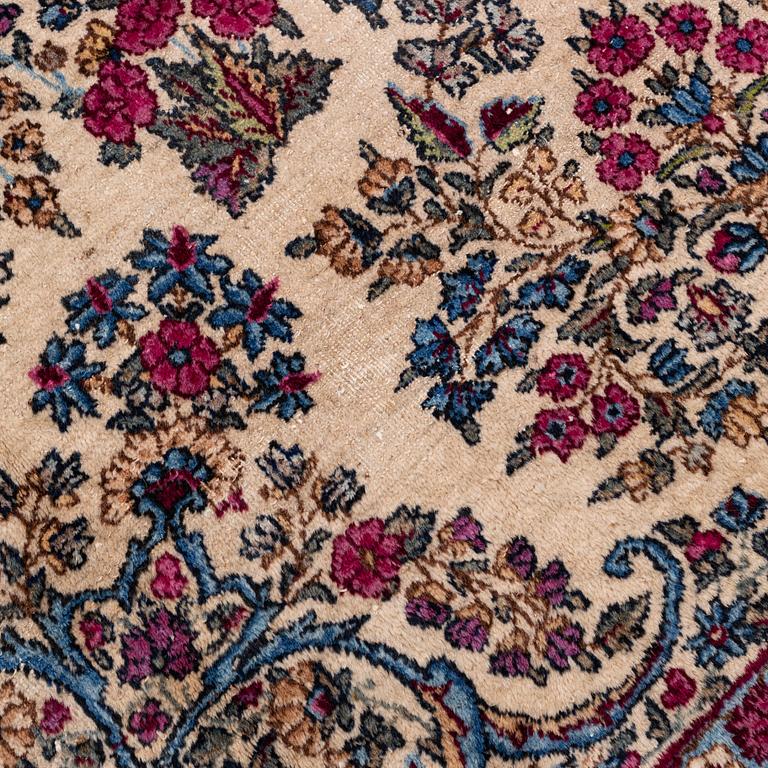 Matta, Kerman, ca 305 x 210 cm.