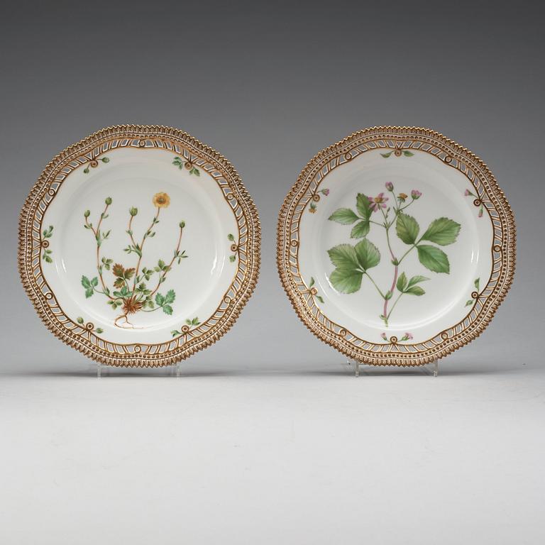 A set of 11 Royal Copenhagen 'Flora Danica' dinner plates, Denmark, early 20th Century.