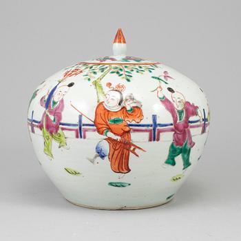 A famille rose jar with cover, Qing dynasty, late 19th/early 20th century.