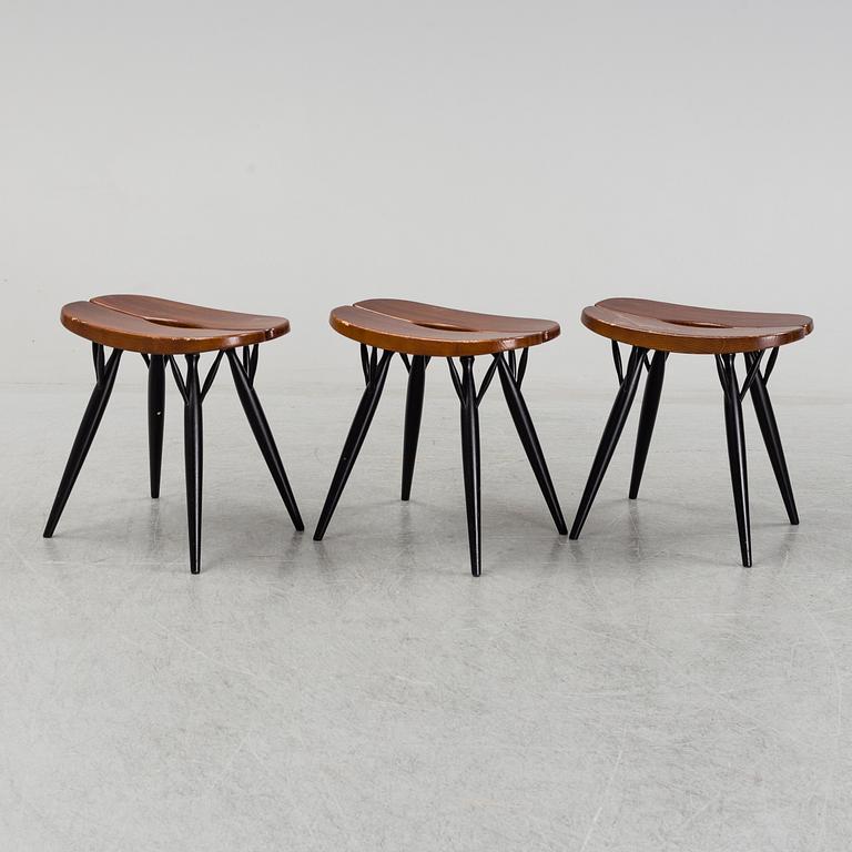 ILMARI TAPIOVAARA, pallar, a set of three "Pirkka" stools, Artek, Finland.