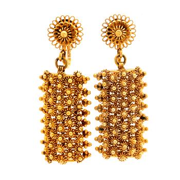 ÖRHÄNGEN 14K guld, 12,9 g, skruvmekanism, ca 4 x 1,5 cm.