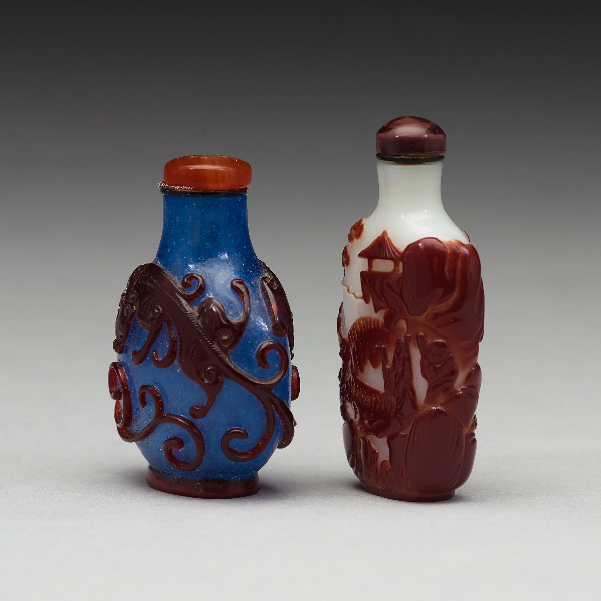 SNUSFLASKOR, två stycken, pekingglas. Kina, 1900-tal.
