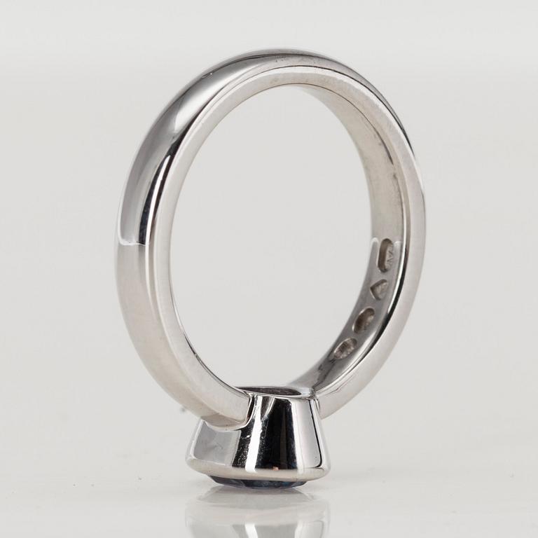 SORMUS, 18K valkokultaa, safiiri n. 2,0 ct. Pekka Kulmala, Helsinki 2003. Paino 7,1 g.
