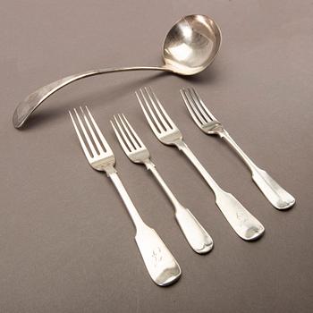 An English 20th century 21 pcs of silver cutlery, different makers, total weight ca 1120 gram.