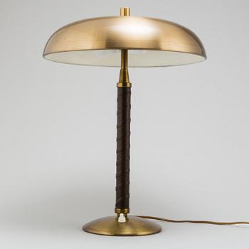 EINAR BÄCKSTRÖM, a brass modell 5013 table lamp.