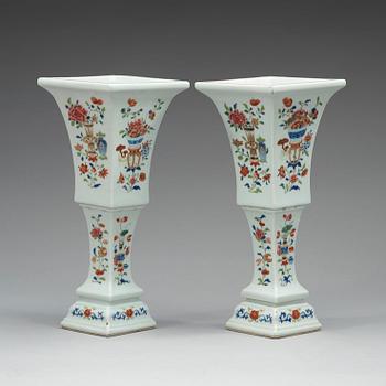 A pair of temple vases, Qianlong / Jaiqing.