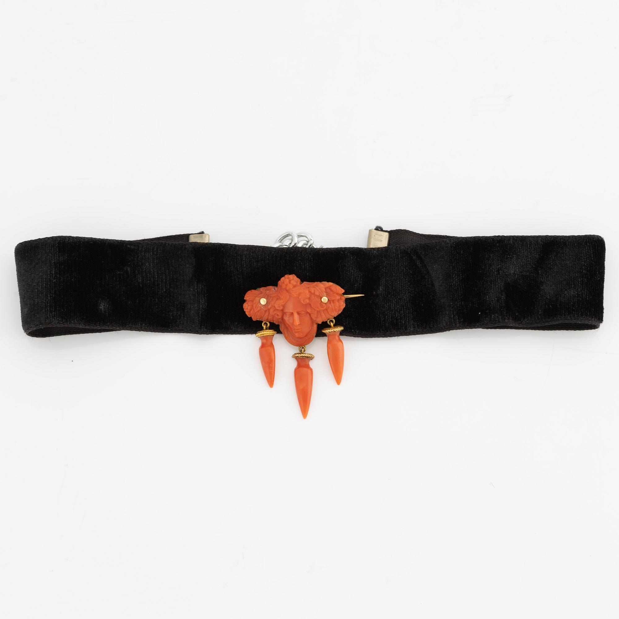 Brooch coral with gilded metal.